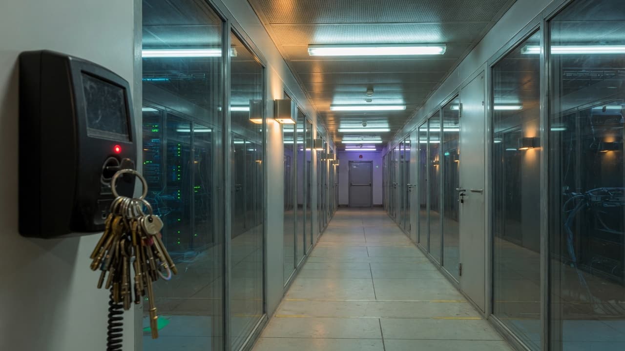 Üres, üvegfalú biztonsági folyosó beléptetővel és kulcsokkal az előtérben